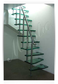 Компактная лестница со стеклянными ступенями